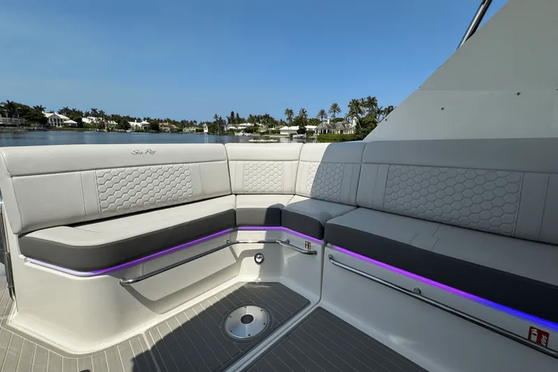 Slide: The Image of Sea Ray Sundancer 320 Outboard 2025 - 31