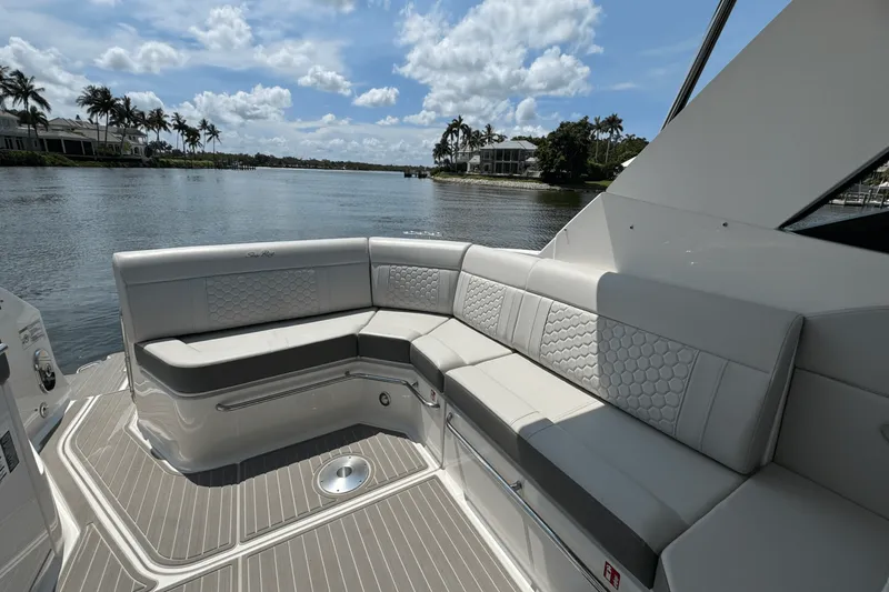 Slide: The Image of Sea Ray Sundancer 320 Outboard 2025 - 32