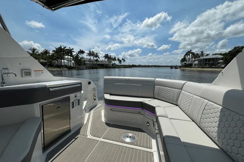 Slide: The Image of Sea Ray Sundancer 320 Outboard 2025 - 33