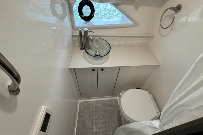 Slide: The Image of Sea Ray Sundancer 320 Outboard 2025 - 34