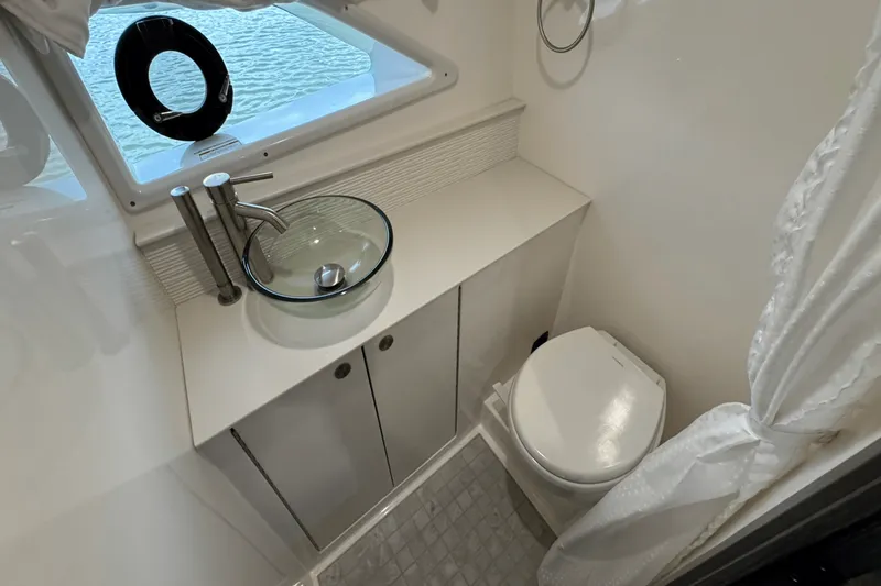 Slide: The Image of Sea Ray Sundancer 320 Outboard 2025 - 35