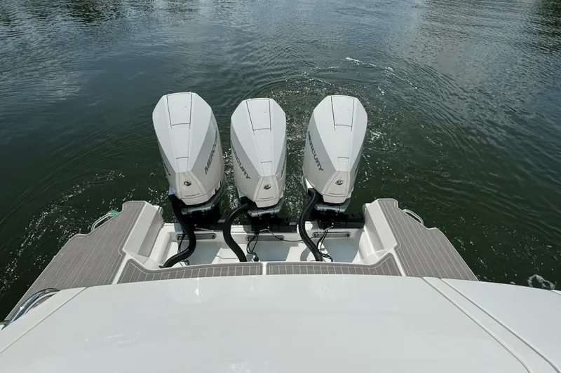Slide: The Image of Sea Ray Sundancer 320 Outboard 2025 - 37
