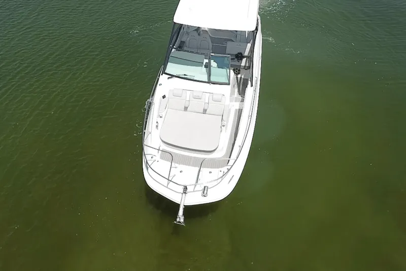 Slide: The Image of Sea Ray Sundancer 320 Outboard 2025 - 4