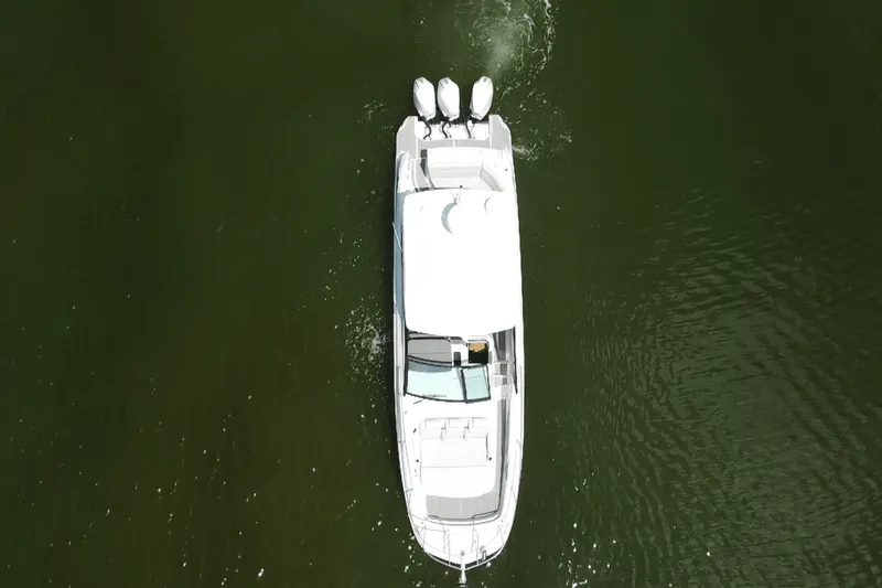 Slide: The Image of Sea Ray Sundancer 320 Outboard 2025 - 6