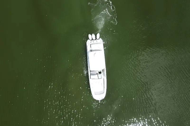 Slide: The Image of Sea Ray Sundancer 320 Outboard 2025 - 7