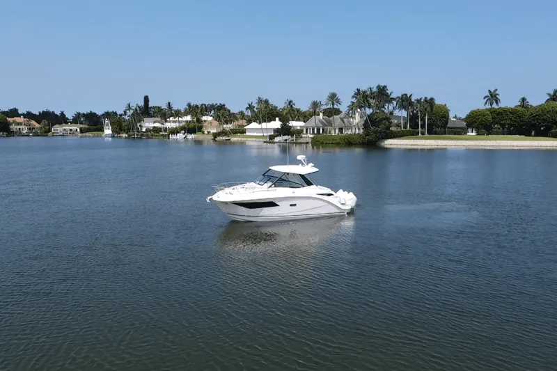 Slide: The Image of Sea Ray Sundancer 320 Outboard 2025 - 8