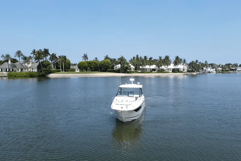 Slide: The Image of Sea Ray Sundancer 320 Outboard 2025 - 9