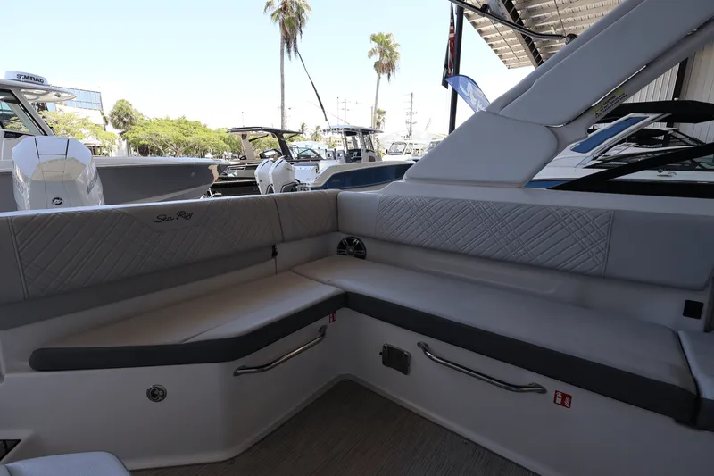 Slide: The Image of Sea Ray SDX 270 Outboard 2025 - 10