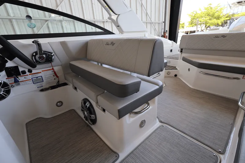 Slide: The Image of Sea Ray SDX 270 Outboard 2025 - 17