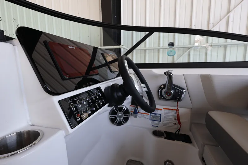 Slide: The Image of Sea Ray SDX 270 Outboard 2025 - 19