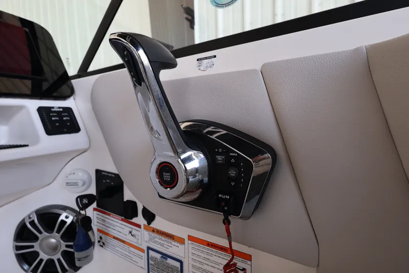 Slide: The Image of Sea Ray SDX 270 Outboard 2025 - 20