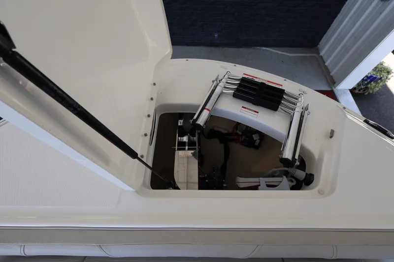 Slide: The Image of Sea Ray SDX 270 Outboard 2025 - 28