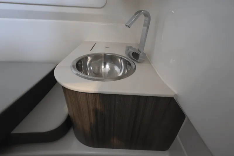 Slide: The Image of Sea Ray SDX 270 Outboard 2025 - 34