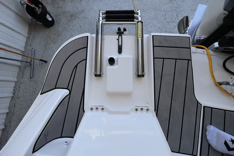 Slide: The Image of Sea Ray SDX 270 Outboard 2025 - 39