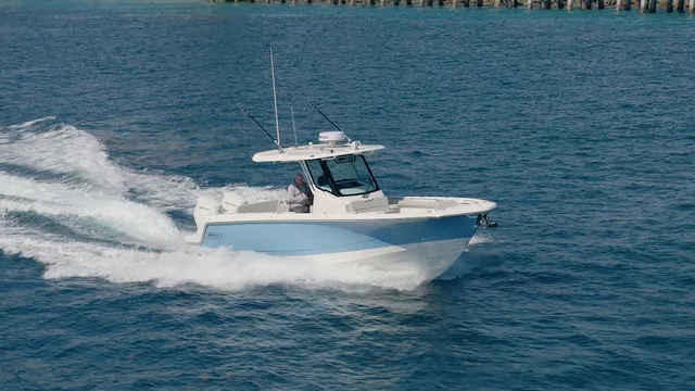 Slide: The Image of Boston Whaler 330 Outrage 2026 - 17