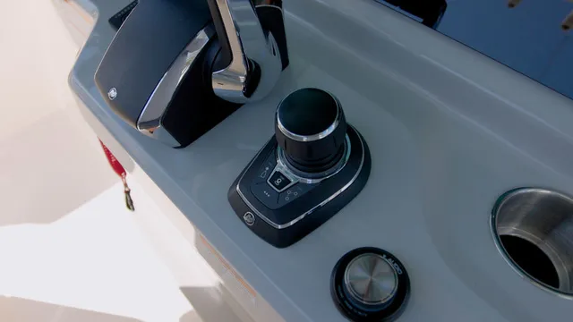 Slide: The Image of Boston Whaler 330 Outrage 2026 - 13