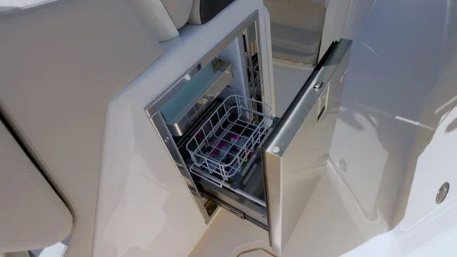 Slide: The Image of Boston Whaler 330 Outrage 2026 - 15
