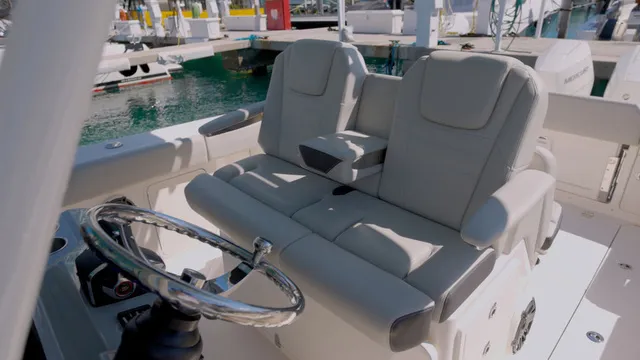 Slide: The Image of Boston Whaler 330 Outrage 2026 - 10