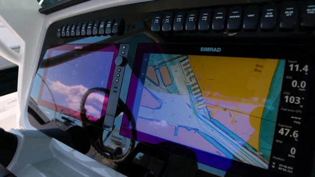 Slide: The Image of Boston Whaler 330 Outrage 2026 - 14