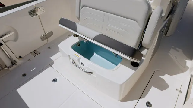 Slide: The Image of Boston Whaler 330 Outrage 2026 - 7