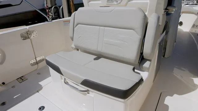 Slide: The Image of Boston Whaler 330 Outrage 2026 - 8