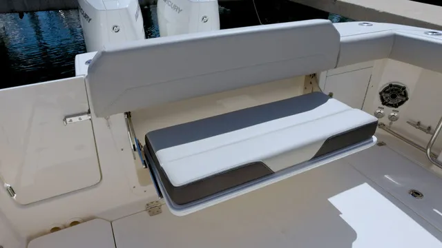 Slide: The Image of Boston Whaler 330 Outrage 2026 - 5