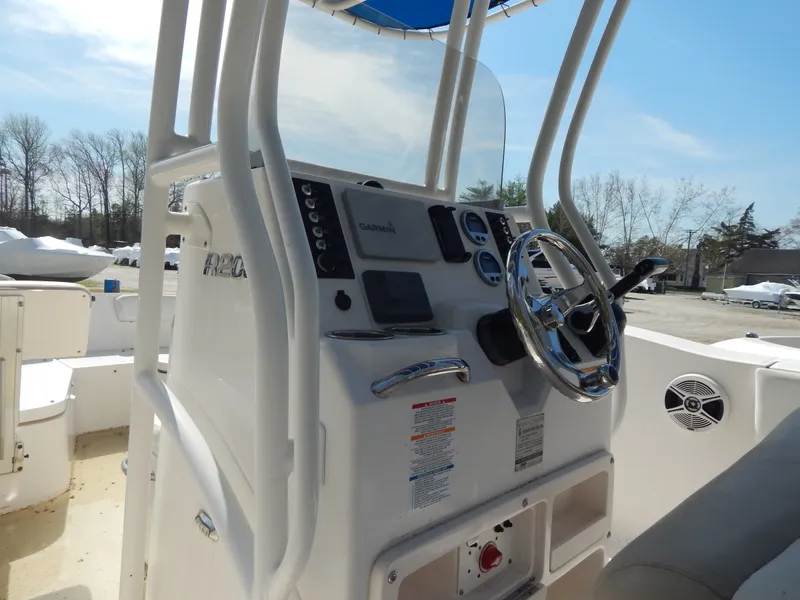 Slide: The Image of Robalo R200 2018 - 3