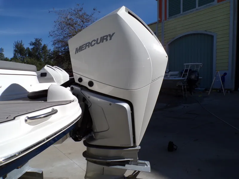 Slide: The Image of Sea Ray SDX 270 2022 - 10