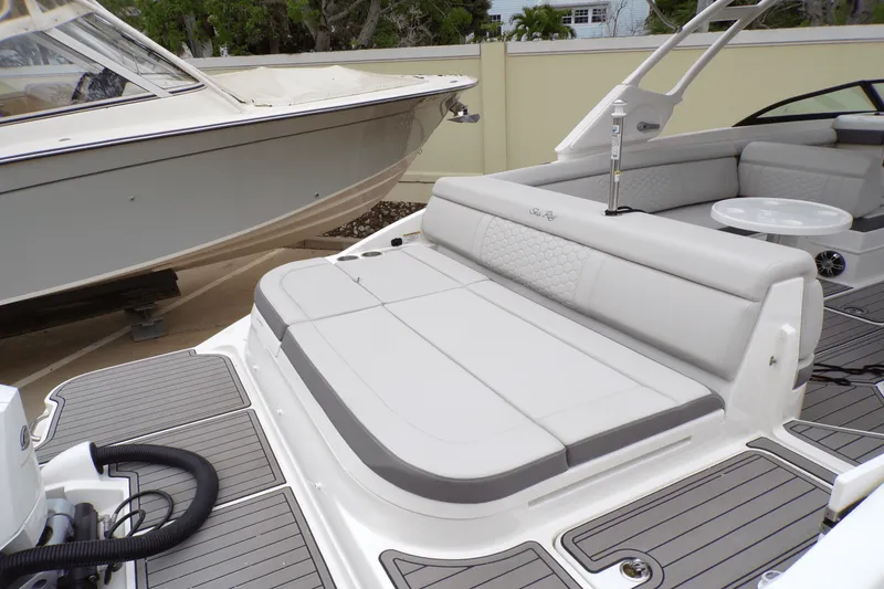 Slide: The Image of Sea Ray SDX 270 2022 - 17