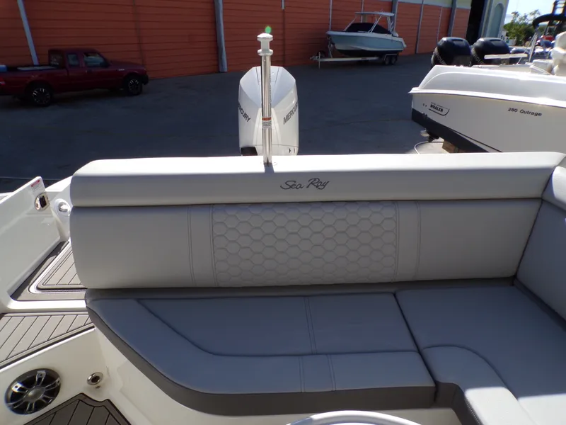 Slide: The Image of Sea Ray SDX 270 2022 - 18
