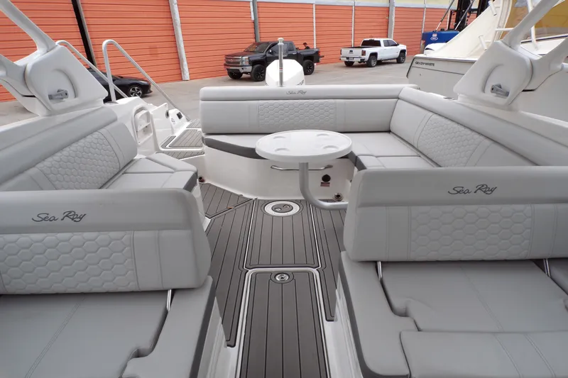 Slide: The Image of Sea Ray SDX 270 2022 - 19