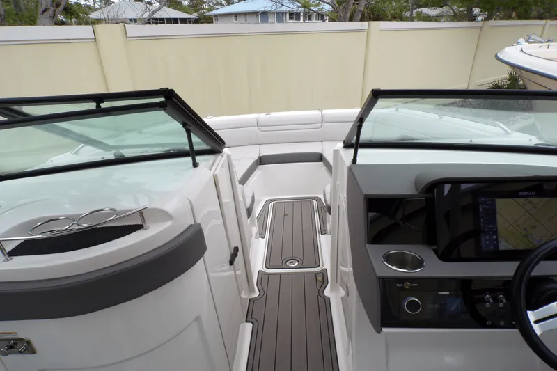 Slide: The Image of Sea Ray SDX 270 2022 - 20