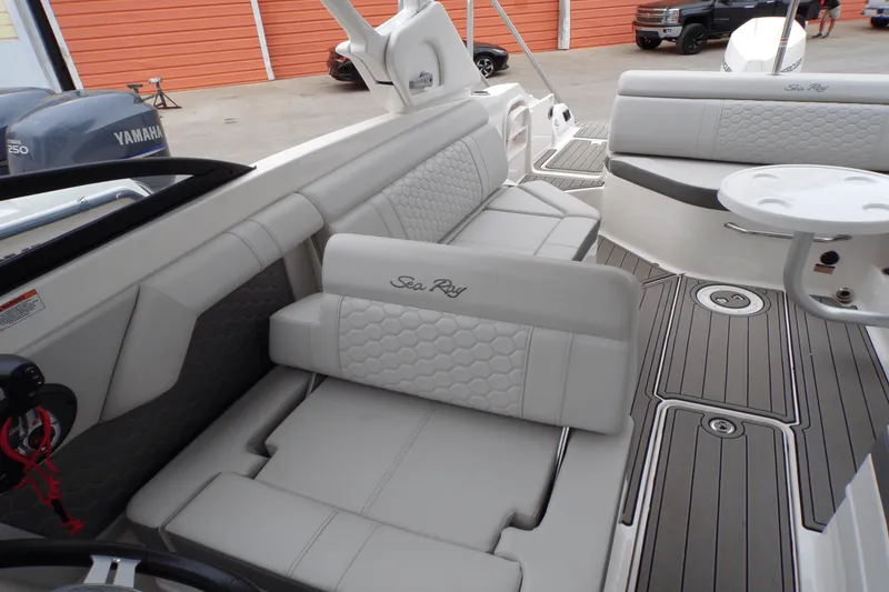 Slide: The Image of Sea Ray SDX 270 2022 - 22