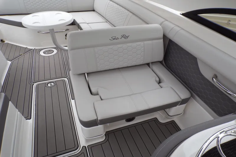 Slide: The Image of Sea Ray SDX 270 2022 - 23