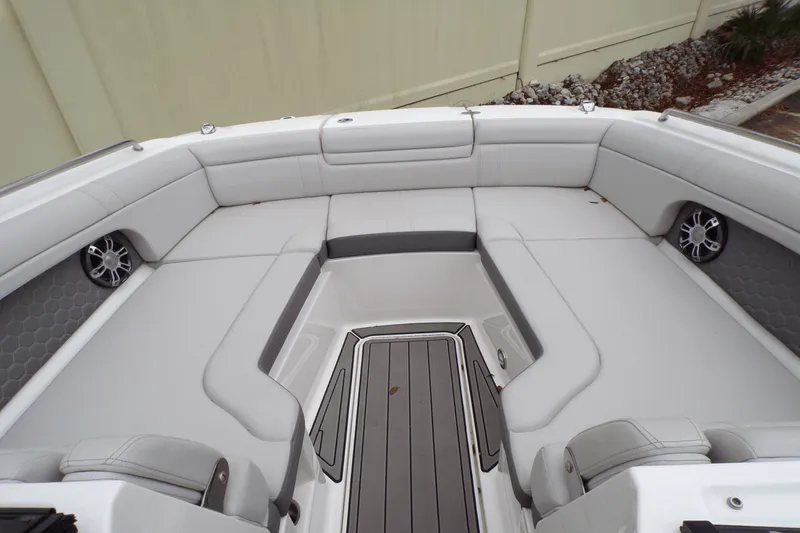 Slide: The Image of Sea Ray SDX 270 2022 - 25