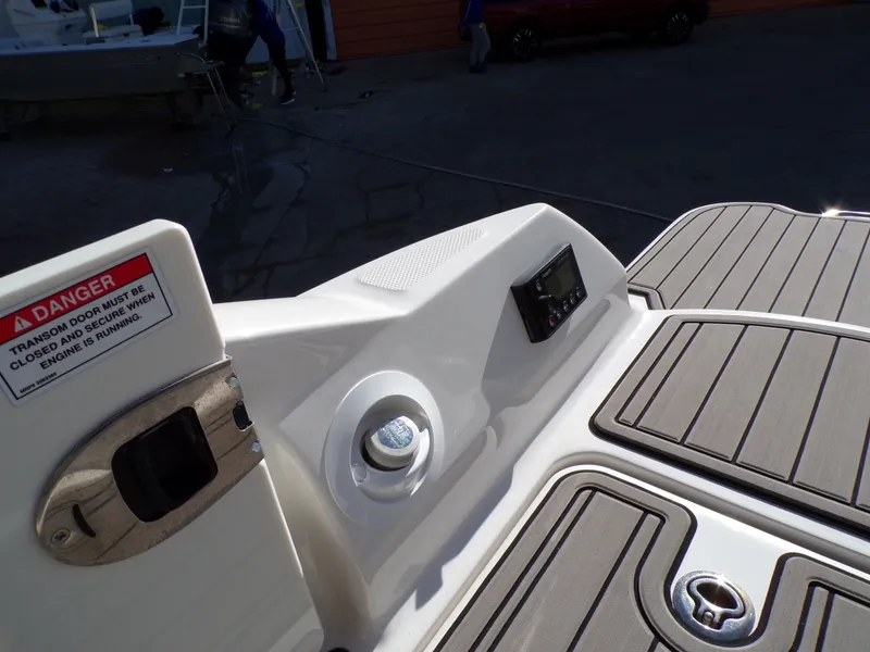 Slide: The Image of Sea Ray SDX 270 2022 - 40