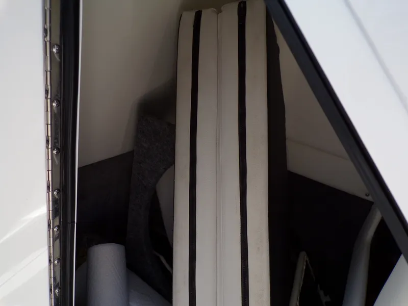 Slide: The Image of Sea Ray SDX 270 2022 - 65