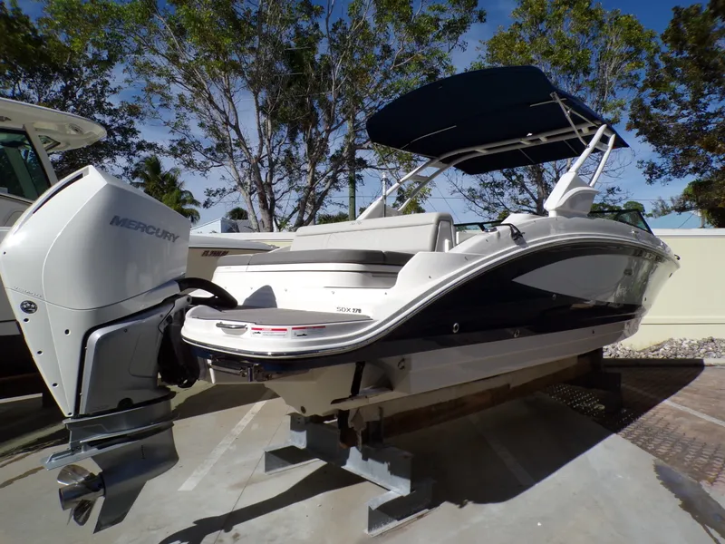 Slide: The Image of Sea Ray SDX 270 2022 - 9