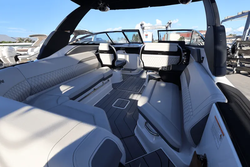 Slide: The Image of Sea Ray SLX 280 2025 - 10