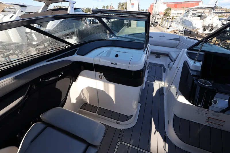 Slide: The Image of Sea Ray SLX 280 2025 - 13