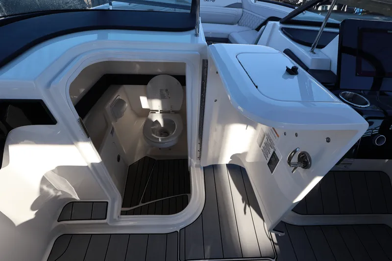 Slide: The Image of Sea Ray SLX 280 2025 - 14