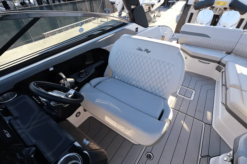 Slide: The Image of Sea Ray SLX 280 2025 - 16