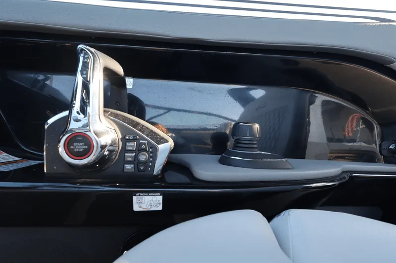 Slide: The Image of Sea Ray SLX 280 2025 - 19