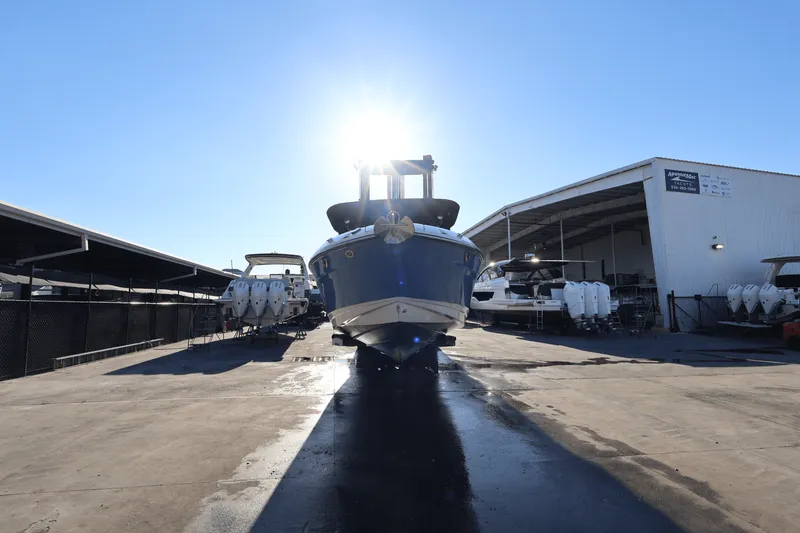 Slide: The Image of Sea Ray SLX 280 2025 - 2