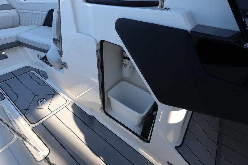 Slide: The Image of Sea Ray SLX 280 2025 - 22