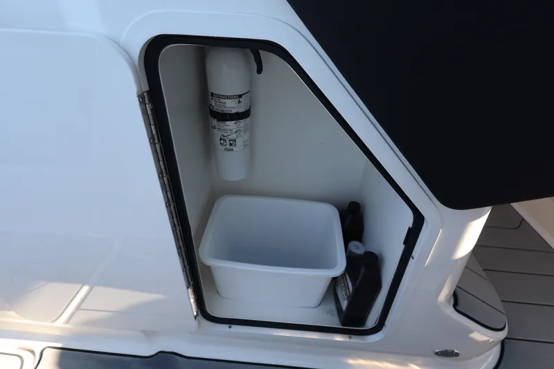 Slide: The Image of Sea Ray SLX 280 2025 - 23