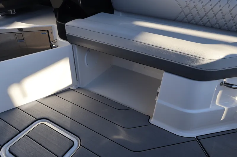 Slide: The Image of Sea Ray SLX 280 2025 - 24