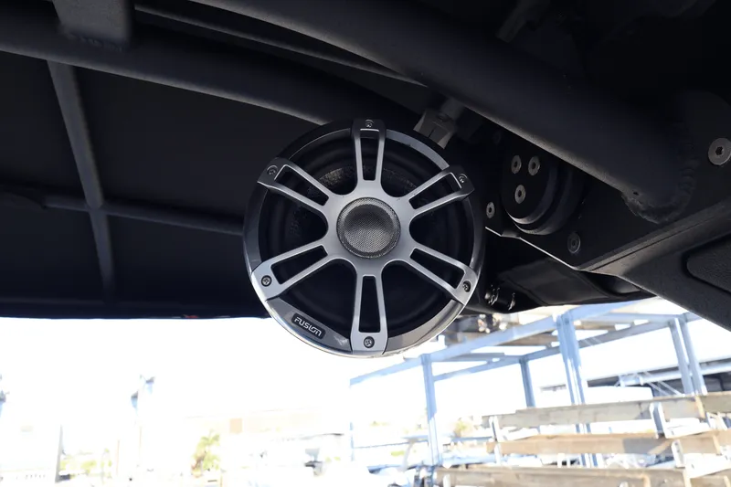 Slide: The Image of Sea Ray SLX 280 2025 - 26