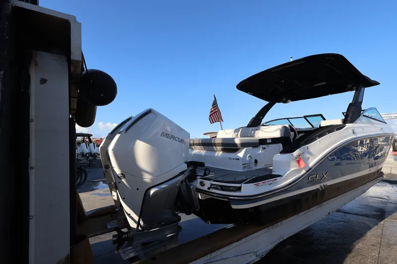 Slide: The Image of Sea Ray SLX 280 2025 - 5
