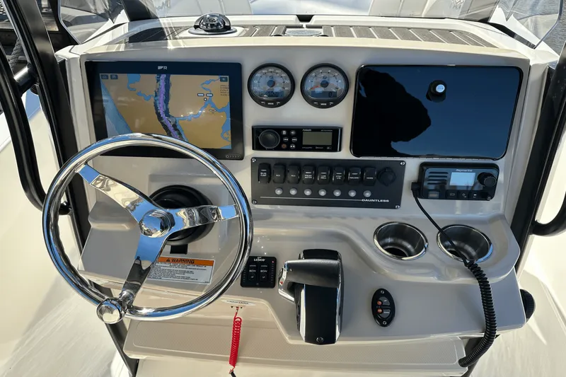 Slide: The Image of Boston Whaler 250 DAUNTLESS 2022 - 12